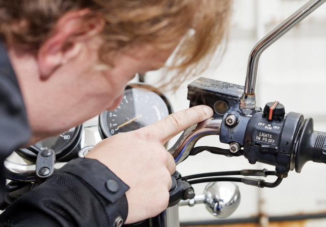 Bevor Saisonfahrer nach der Winterpause wieder auf ihr Motorrad steigen können, braucht die Maschine etwas Zuwendung.