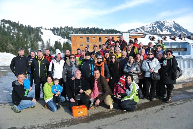In der Mitte Stefan Schöll (Obmann des ARBÖ) und die Skibegeisterten Marzerinnen und Marzer