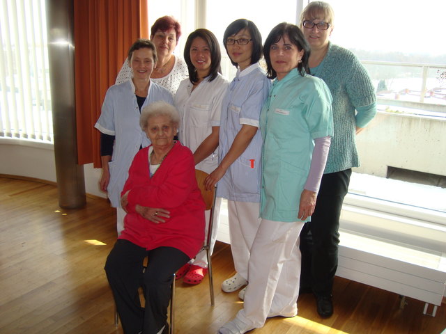 Brigitte Bernhuber bedankt sich bei den Pflegerinnen Edith, Rosemarie, Xiao-Rong, Karin und Leiterin Irmgard Böhm für die liebevolle Betreuung ihrer Mutter.