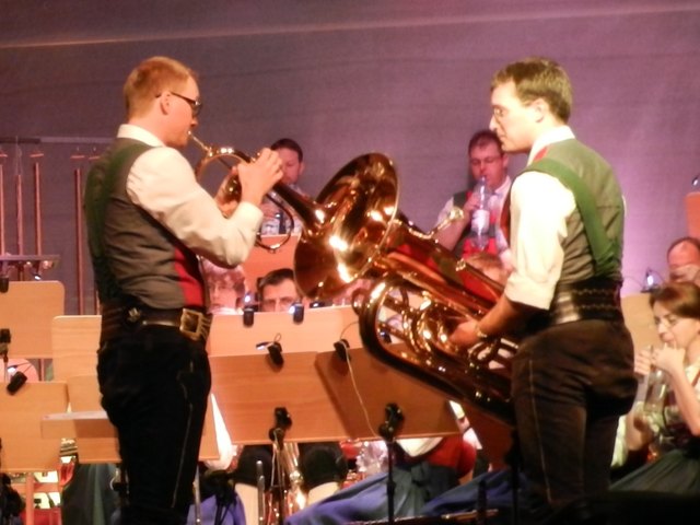 Kapellmeister Andreas Wörter und Mathias Maier beim Frühjahrskonzert der Bundesmusikkapelle Kirchdorf unter dem Motto "Wasser-Musik"