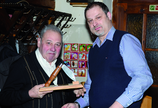 Obmann Gerhard Obermair (r.) bei der Übergabe des "Großen Feitls" an den Geehrten.
