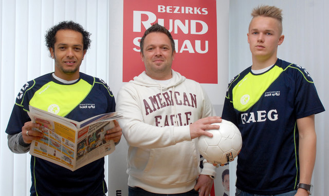Camp-Organisator Peter Erlach (Mitte) mit Trainer Paulo Tavares (l.) und U-17-Nationalspieler Torhüter Marcel Hartl, der den Kindern auch als Mentor zur Verfügung stehen wird.