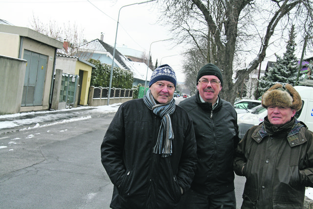 So viel Platz, aber keine Parkmöglichkeit ärgern sich August Trnek, Herbert Hofmann und Erwin Sommer (v.l.).