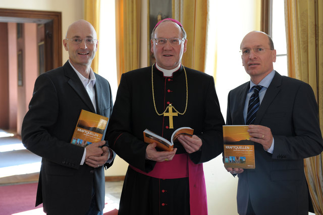 Fotograf Martin Assam, Bischof Alois Schwarz und Buchautor Matthias Kapeller (von links)