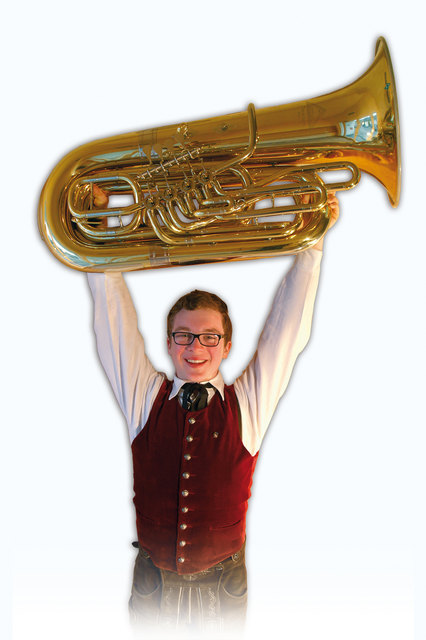 Der passionierte Musiker Patrik Karigl, spielt eine Solopolka auf der Tuba.