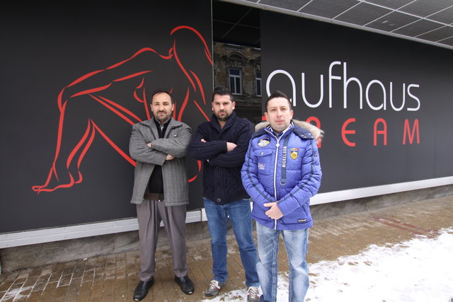 Widerstand kommt von den Anrainern wie Mahmut Güner, Erol Sahan und Jasmin Maric (v.l.n.r.).