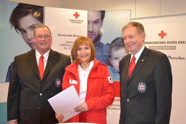 Zur Rotkreuz-Abteilungskommandantin wurde Christine Holzmann befördert, am Bild mit Ortsstellenleiter Erwin Huber (l.) und Bezirksstellenleiter-Stv. Johann Spicker.