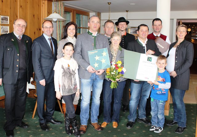 Drei Generationen der Familie Pierer mit leitenden Mitarbeitern und den Gratulanten