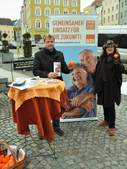 Johann Zehner aus Mattighofen und Edeltraut Scheuer informierten am Stadtplatz. | Foto: privat