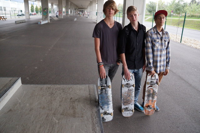 Ein neuer Skaterplatz unter der Nordbrücke: Stefan Mayer (Mitte) und seine Freunde haben sich an die bz gewandt – mit Erfolg.