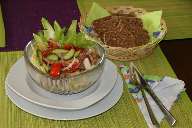 Genau richtig für die momentane Jahreszeit: Frühlingssalat mit Wiesenkräutervinaigrette.