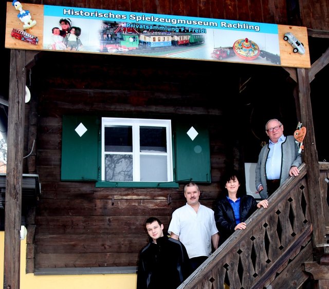 Direktor Fritz Freidl mit den großen Unterstützern seines Museums – der Familie Ganster