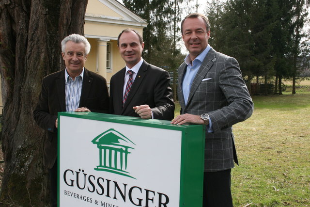 Firmenchef Stefan Lehrmayer wird von Franz Steindl und Bgm. Willi Pammer besucht (v.r.)