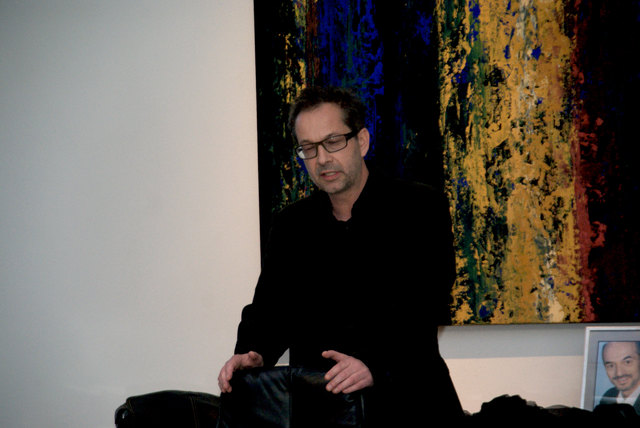 Bgm. Dr. Wolfgang Jörg eröffnete stehend seine erste Gemeinderatssitzung.