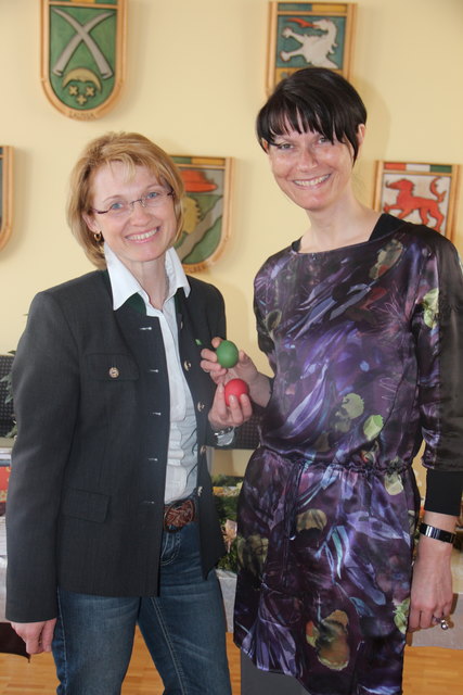 Bezirksbäuerin Traudi Huemer (li.) beim Eierpecken mit Bezirkshauptfrau Cornelia Altreiter-Windsteiger.