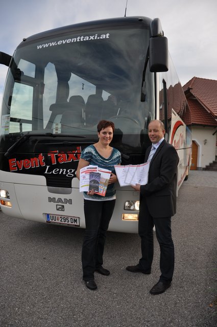 Roswitha und Leopold Lengauer wollen mit ihrem 50-Sitzer-Reisebus künftig mehr Busreisen anbieten. | Foto: Event Taxi Lengauer