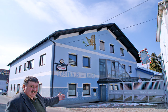 Bürgermeister Josef Wiesinger vor dem Gasthaus Kleinbruckner in Dimbach, das vor ein paar Wochen zusperrte.