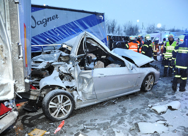 Dutzende Fahrzeuge wurden bei dem Riesen-Crash demoliert oder total zerquetscht. Ein Mensch starb.