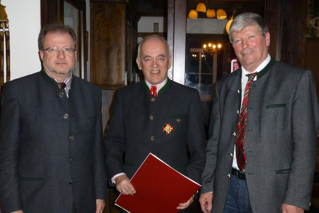 Fritz Strohbach (Mitte) mit OÖBV-Präsident Josef Lemmerer (r.) und Bezirksobmann Alfred Lugstein. | Foto: Ennsberger