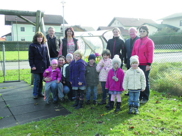 Von links: KG-Pädagogin Maria Pexa, Amtsleiter Willi Schickbauer, Kiga-Leiterin Andrea Brunner, Elisabeth Eisenführer, Bgm. Franz Pemwieser und Maria Eisenführer.
Vorne: Helferin Elisabeth Eichberger und einige Kindergartenkinder. | Foto: Kindergarten Gilgenberg