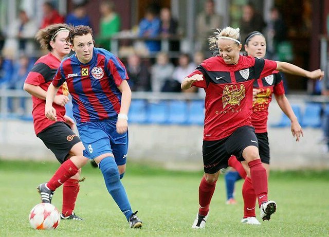 Johanna Kislick (2.v.l.) tauscht den Dress des DFC Leoben mit dem Leiberl des U17-Nationalteams.