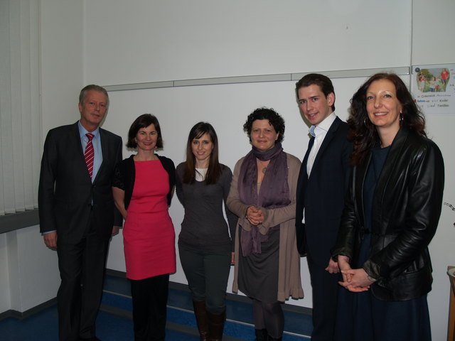 Von links: Minister Reinhold Mitterlehner, Margit Lindorfer, Stefania Toni Ferretti (Seminarteilnehmerin aus Italien, ist Hebamme im LKH RO), Liana Mitgutsch (aus Rumänien, dzt. in Karenz), Staatssekretär Sebastian Kurz, Barbara Spreitzer (GF Verein ALOM). | Foto: Foto: Alom