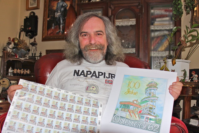 Sammy Konkolits mit dem von ihm gemalten Original, das als Vorlage für die Geburtstagsmarke diente.