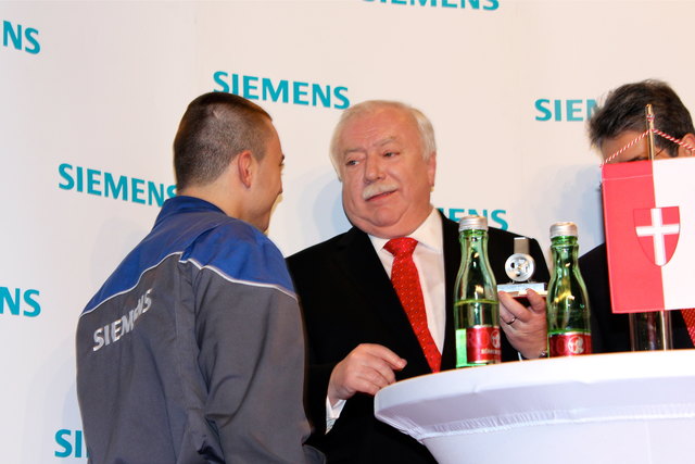 Geschenk der Siemens Lehrlinge: Ein kleiner Motor für den Bürgermeister