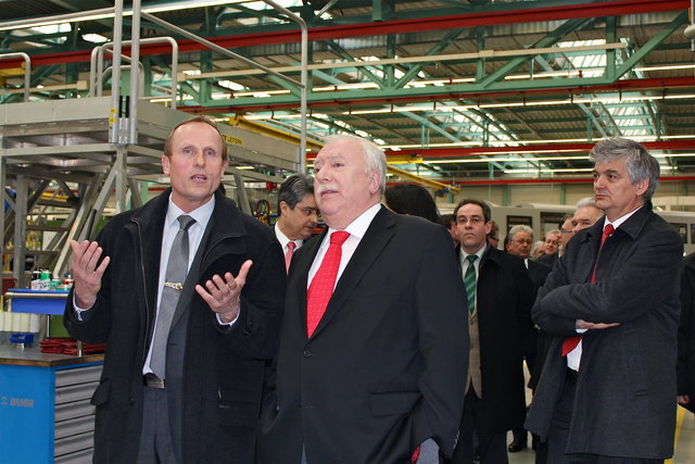 Robert Bauer, Standortleiter im Werk Simmering führt Bürgermeister Häupl durch die Produktionshalle