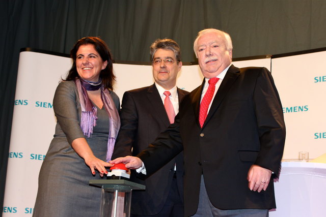 Drücken den roten Knopf zur Inbetriebnahme: Sandra Gott-Karlbauer, Wolfgang Hesoun und Bürgermeister Michael Häupl