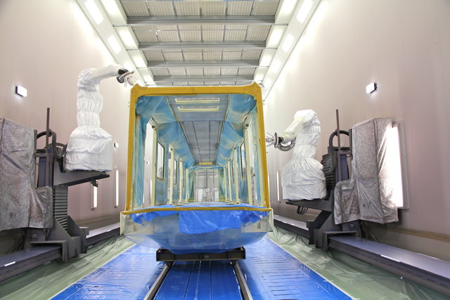 Im Oberflächenwerk NABUKO können ganze Züge von Robotern lackiert werden