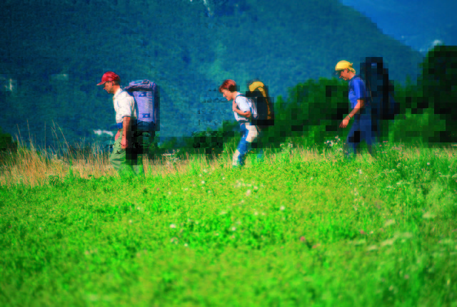Wandern entlang des Alpe Adria Trails: Eine der 43 grenzenlosen Etappen führt ins slowenische Bovec-Tal | Foto: Kladnik/slovenia.info