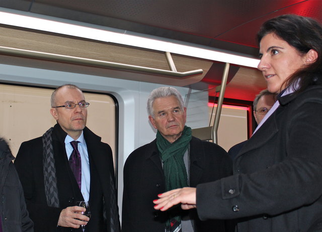 Harald Troch und Peter Kriz mit Sandra Gott-Karlbauer im neuen Siemens Inspiro