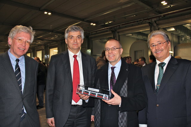 Arnulf Wolfram überreicht Gemeinderat Harald Troch einen Railjet
