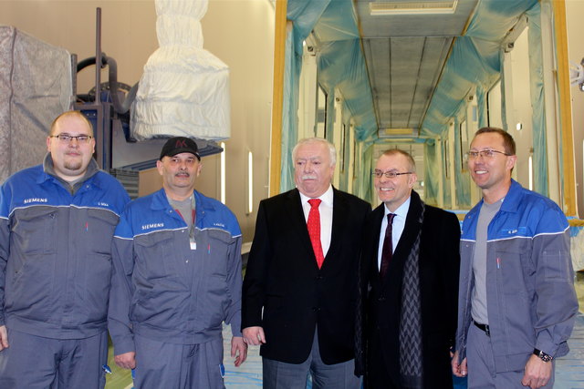 Bürgermeister Häupl mit Gemeiderat Harald Troch und Siemensmitarbeitern vor dem frisch lackierten Zug.