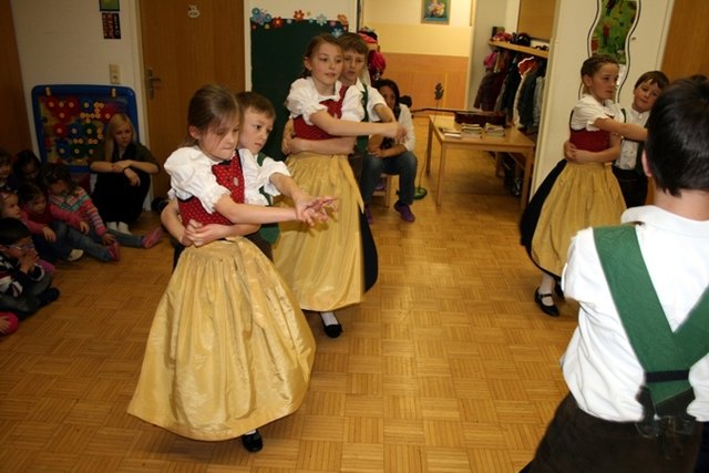 Figurentanz - Karwendler Plattler im Kindergarten Telfs-Egart