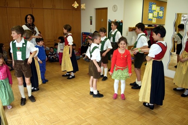 Die Kindergartenkinder lernen die erste Schritte eines Volkstanzes - Karwendler Plattler im Kindergarten Telfs-Egart
