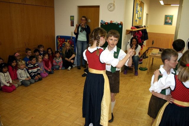Brauchtumspflege live - Karwendler Plattler im Kindergarten Telfs-Egart