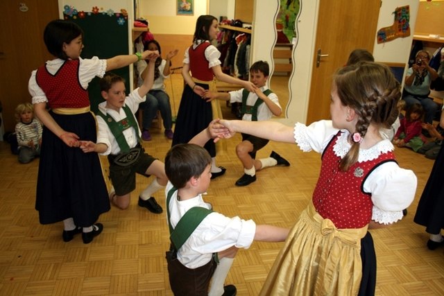 Brauchtumspflege live - Karwendler Plattler im Kindergarten Telfs-Egart