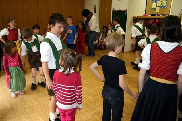Die Kindergartenkinder lernen die erste Schritte eines Volkstanzes - Karwendler Plattler im Kindergarten Telfs-Egart