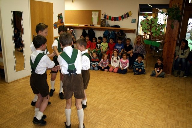 Brauchtumspflege live - Karwendler Plattler im Kindergarten Telfs-Egart