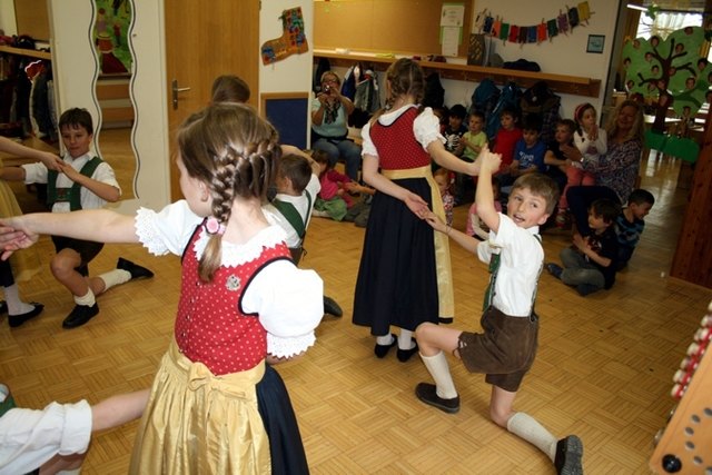 Brauchtumspflege live - Karwendler Plattler im Kindergarten Telfs-Egart