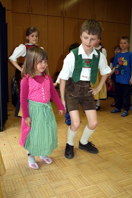 Die Kindergartenkinder lernen die erste Schritte eines Volkstanzes - Karwendler Plattler im Kindergarten Telfs-Egart