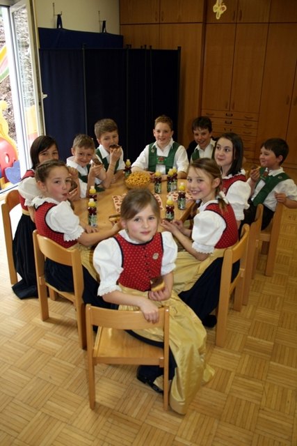 Verdiente Stärkung nach dem Auftritt im Kindergarten Telfs-Egart