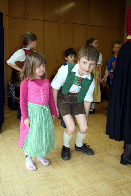 Die Kindergartenkinder lernen die erste Schritte eines Volkstanzes - Karwendler Plattler im Kindergarten Telfs-Egart