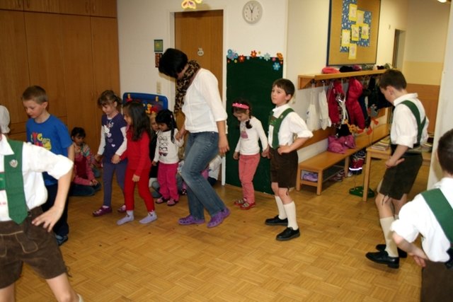 Die Kindergartenkinder lernen die erste Schritte eines Volkstanzes - Karwendler Plattler im Kindergarten Telfs-Egart