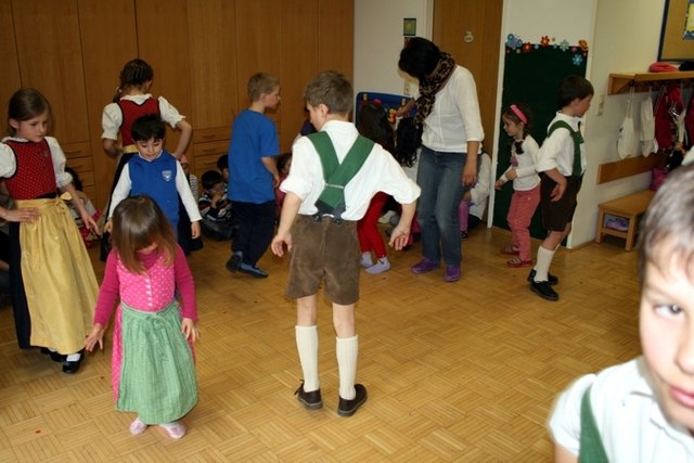 Die Kindergartenkinder lernen die erste Schritte eines Volkstanzes - Karwendler Plattler im Kindergarten Telfs-Egart