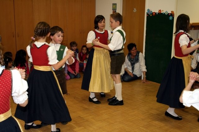 Brauchtumspflege live - Karwendler Plattler im Kindergarten Telfs-Egart