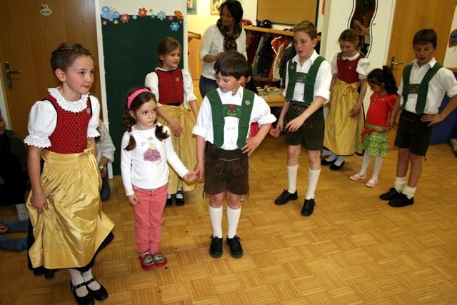 Die Kindergartenkinder lernen die erste Schritte eines Volkstanzes - Karwendler Plattler im Kindergarten Telfs-Egart