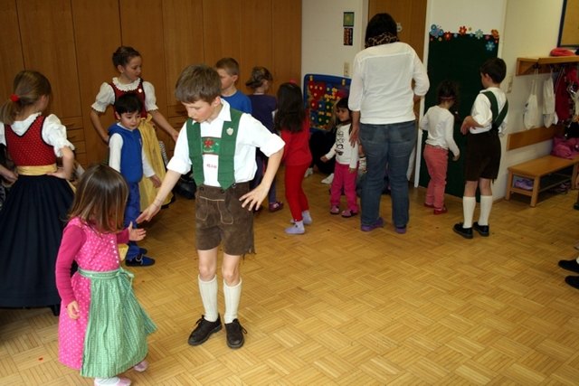 Die Kindergartenkinder lernen die erste Schritte eines Volkstanzes - Karwendler Plattler im Kindergarten Telfs-Egart